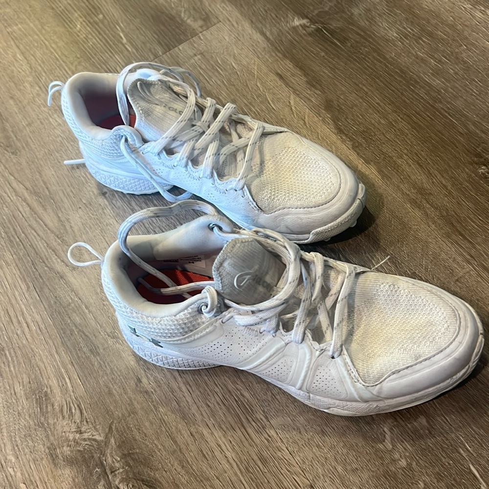 White US 5.5 under Armour glory turf shoes
